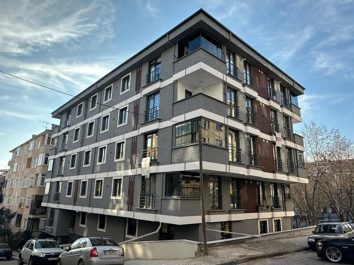 Zeytinburnu'nda bina dış cephe boyama sonrası — pürüzsüz duvarlar