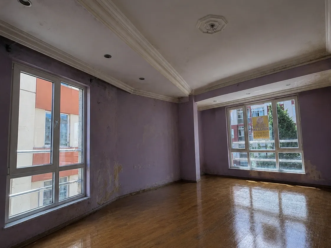 Kadıköy'de salon boyama öncesi — eskimiş ve lekeli duvarlar